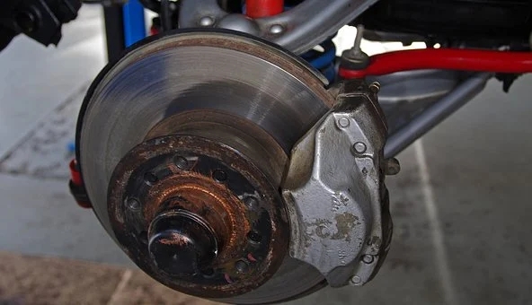 为什么有的刹车盘容易生锈？厂家怎么不做防锈处理呢？